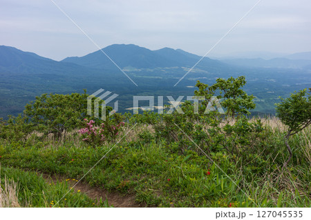 日本の岡山県と鳥取県にまたがる三平山の美しい初夏の風景 日本の岡山県と鳥取県にまたがる三平山の美しい初夏の風景 127045535