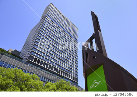 名古屋「サカエヒロバス」の看板越しに見える「中日ビル」(2025年6月) 名古屋「サカエヒロバス」の看板越しに見える「中日ビル」(2025年6月) 127045596
