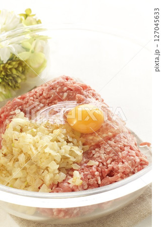 ハンバーグの下ごしらえ ハンバーグの下ごしらえ 127045633