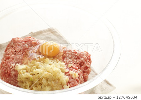 ハンバーグの下ごしらえ ハンバーグの下ごしらえ 127045634