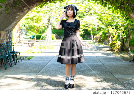 ゴシックロリータファッションの女性 127045672