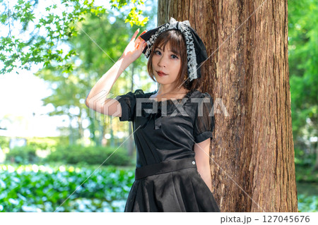 ゴシックロリータファッションの女性 127045676