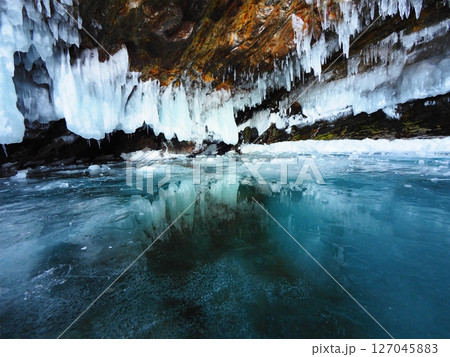 バイカル湖 青い氷　 127045883
