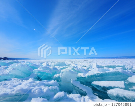 バイカル湖 青い氷　 127045891