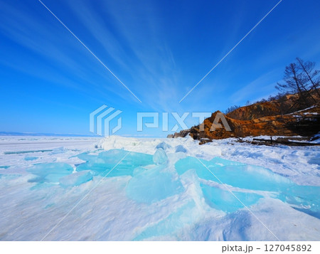 バイカル湖 青い氷　 127045892