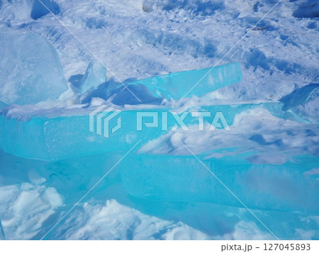 バイカル湖 青い氷　 127045893