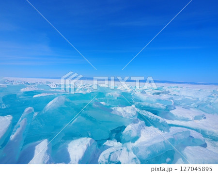 バイカル湖 青い氷　 127045895