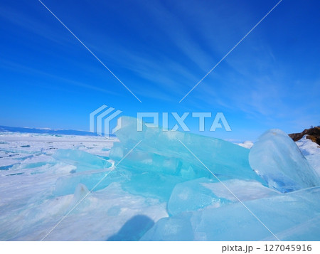 バイカル湖 青い氷　 127045916