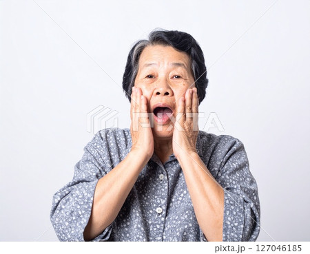 驚くおばあさん 127046185