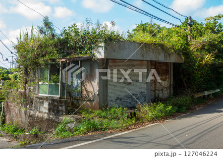 日本の鹿児島県の徳之島の古くてとても美しい建物 日本の鹿児島県の徳之島の古くてとても美しい建物 127046224