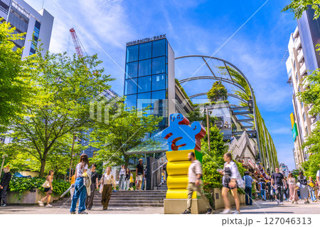 日本の東京都市景観 6月。インバウンド続く…夏のような日差し、渋谷駅前の渋谷横丁などを望む 日本の東京都市景観 6月。インバウンド続く…夏のような日差し、渋谷駅前の渋谷横丁などを望む 127046313
