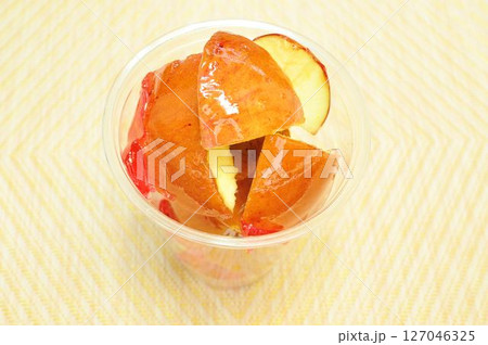 カップに入ったりんご飴 カップに入ったりんご飴 127046325