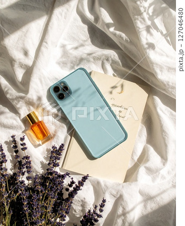 スマホとノート　おしゃれな在宅ワークのイメージ背景素材 127046480