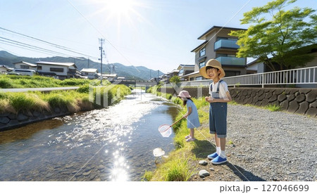 川遊びをするこどもたち 127046699
