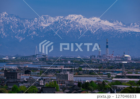 氣多の杜（もり）高志のみはらしから望む新湊大橋と立山連峰 127046833
