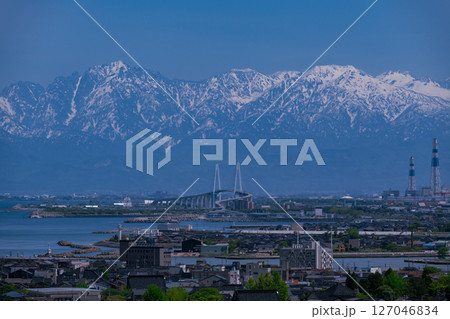 氣多の杜（もり）高志のみはらしから望む新湊大橋と立山連峰 127046834