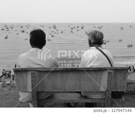 man sitting on a bench 127047148