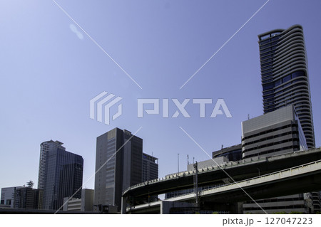 昼の大阪府大阪市北区中之島からみた大阪の風景 127047223