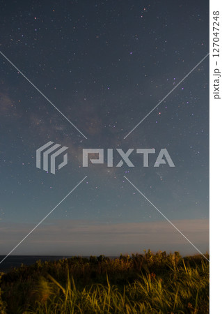 日本の鹿児島県の徳之島の美しい星空 127047248