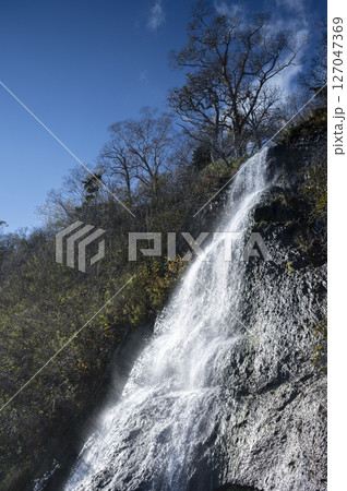道路から見られるセセキの滝 127047369