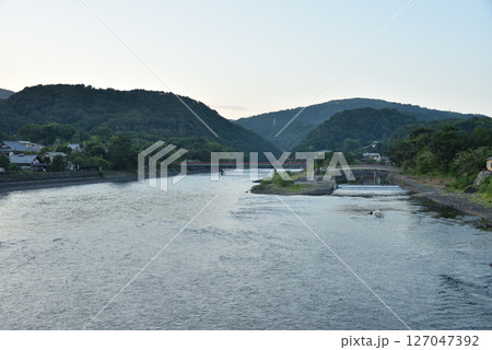 朝の宇治橋から見た宇治川(京都府宇治市) 朝の宇治橋から見た宇治川(京都府宇治市) 127047392