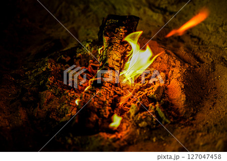 タイトル（日本語） 焚火に揺れる炎と温もり タイトル（英語） Dancing Campfire Fl 127047458