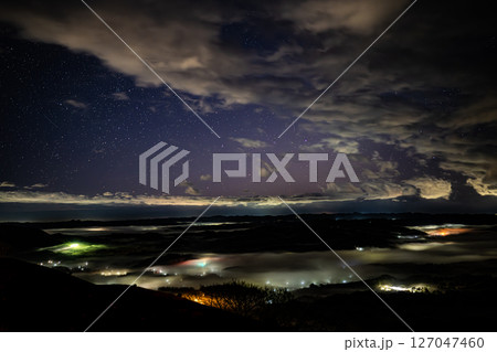 星降る夜と雲海に包まれる幻想風景  127047460