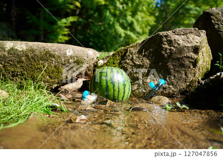 沢の水で冷やしたスイカとラムネ 127047856