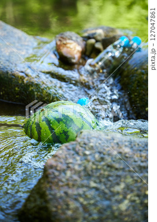 沢の水で冷やしたスイカとラムネ 沢の水で冷やしたスイカとラムネ 127047861
