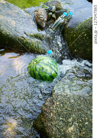 沢の水で冷やしたスイカとラムネ 沢の水で冷やしたスイカとラムネ 127047865