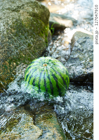 沢の水で冷やしたスイカ 沢の水で冷やしたスイカ 127047910