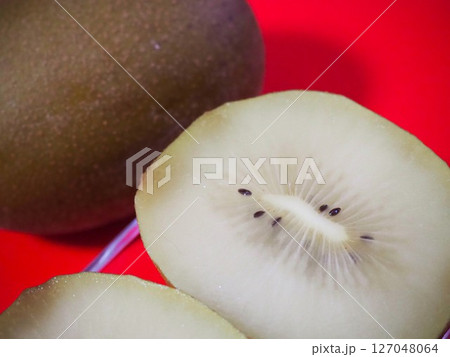 熟したキウイフルーツの左からのアップ（丸ごととカット） 127048064