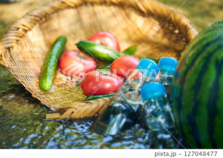 沢の水で冷やしたスイカと夏野菜 沢の水で冷やしたスイカと夏野菜 127048477