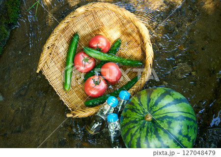 沢の水で冷やしたスイカと夏野菜 127048479