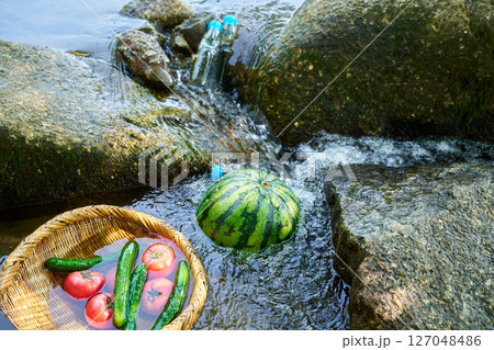沢の水で冷やしたスイカと夏野菜 127048486