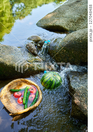 沢の水で冷やしたスイカと夏野菜 沢の水で冷やしたスイカと夏野菜 127048488