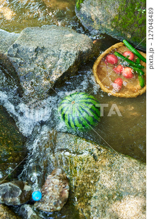沢の水で冷やしたスイカと夏野菜 127048489