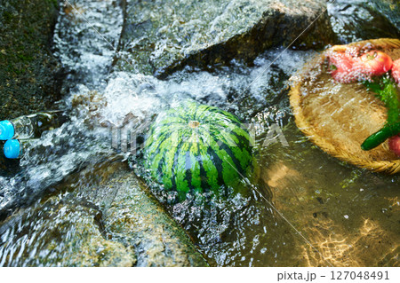 沢の水で冷やしたスイカと夏野菜 127048491
