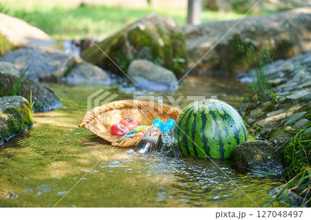 沢の水で冷やしたスイカと夏野菜 127048497