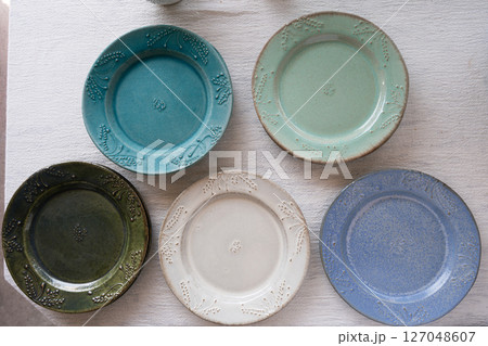 木のテーブルに置かれた陶器の皿 127048607