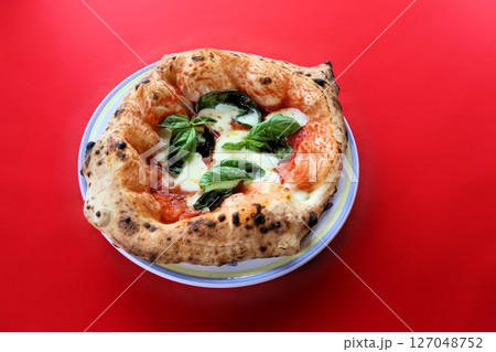 モチモチ生地が美味しいテイクアウトイタリア料理イタリアの本格的なナポリピザ 127048752