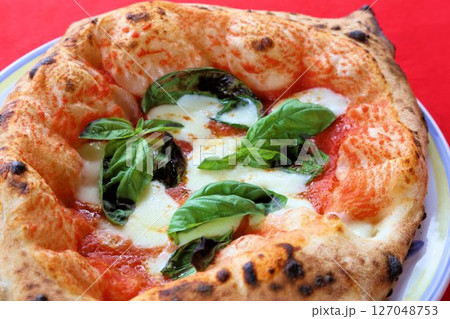モチモチ生地が美味しいテイクアウトイタリア料理イタリアの本格的なナポリピザ 127048753