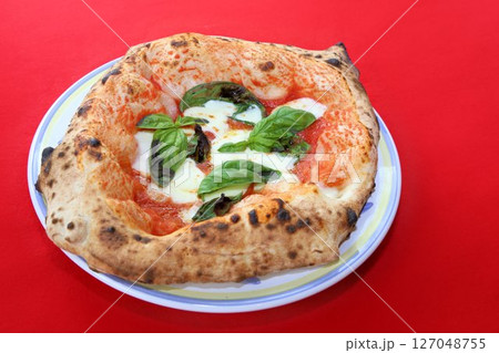 モチモチ生地が美味しいテイクアウトイタリア料理イタリアの本格的なナポリピザ 127048755