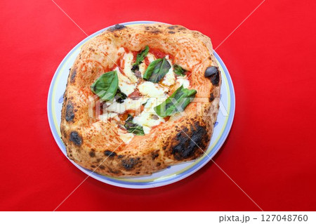 モチモチ生地が美味しいテイクアウトイタリア料理イタリアの本格的なナポリピザ 127048760