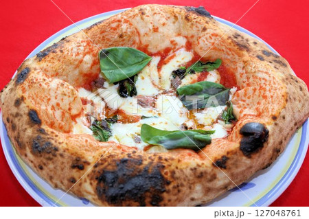 モチモチ生地が美味しいテイクアウトイタリア料理イタリアの本格的なナポリピザ モチモチ生地が美味しいテイクアウトイタリア料理イタリアの本格的なナポリピザ 127048761