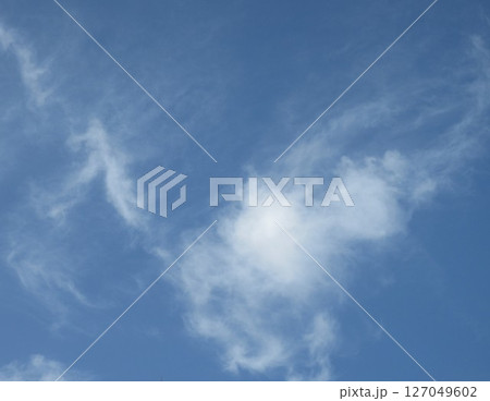 青空に浮かぶ雲 127049602