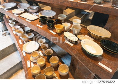 木のテーブルに置かれた陶器の皿 127049822