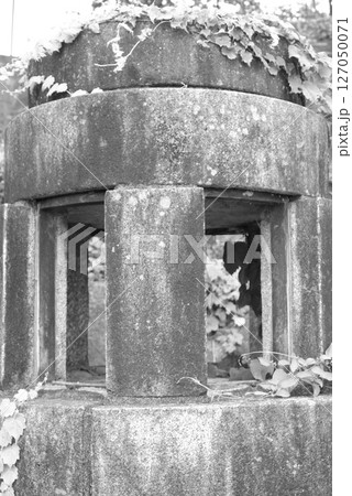 モノクロ　岩　石垣　風景　石灯篭　（2025年6月登録） 127050071