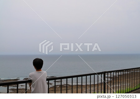 海を眺める少年 曇り空 海を眺める少年 曇り空 127050313