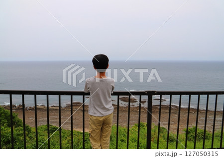 海を眺める少年 曇り空 海を眺める少年 曇り空 127050315